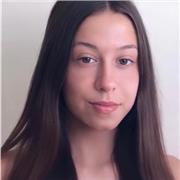 Soy una chica responsable, paciente y me gusta mucho enseñar a los demás y ayudarles.